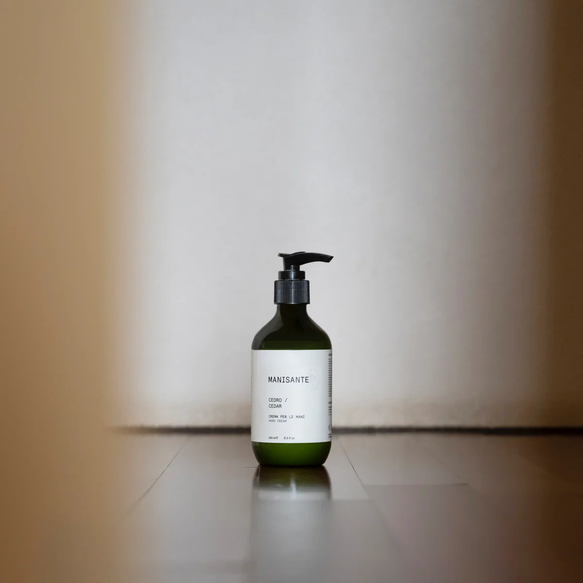 Rankų kremas 250 ml – su natūraliu alyvuogių aliejumi, migdolais ir vitaminu E. Veganiška formulė su gaiviu citrusinių vaisių ir medienos aromatu.

