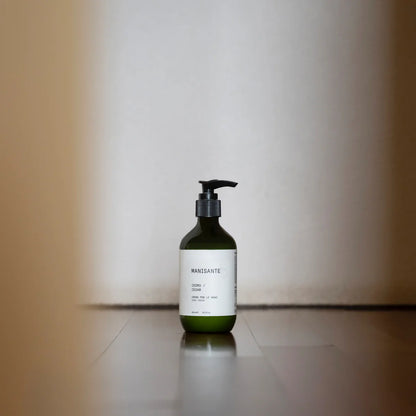 Rankų kremas 250 ml – su natūraliu alyvuogių aliejumi, migdolais ir vitaminu E. Veganiška formulė su gaiviu citrusinių vaisių ir medienos aromatu.

