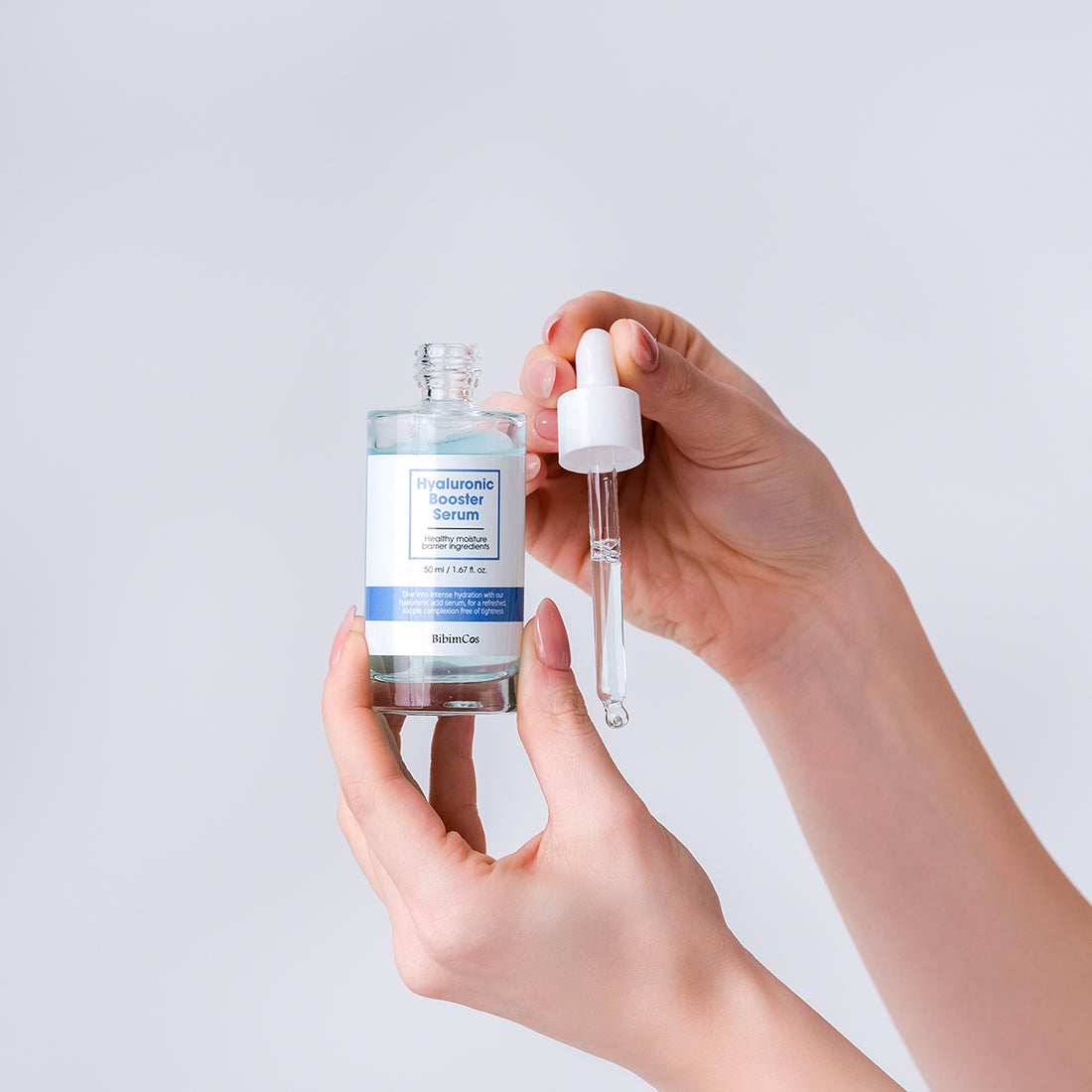 „BibimCos“ Hyaluronic Booster serumas su 8 tipų hialurono rūgštimis, Centella Asiatica ir keramidu NP – intensyviai drėkina, stiprina odos barjerą ir suteikia elastingumo bei švytėjimo be lipnumo pojūčio.