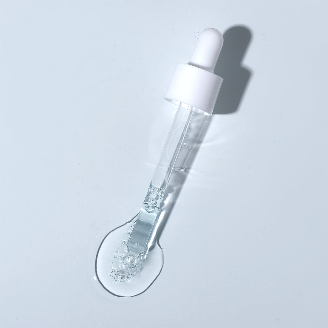„BibimCos“ Hyaluronic Booster serumas su 8 tipų hialurono rūgštimis, Centella Asiatica ir keramidu NP – intensyviai drėkina, stiprina odos barjerą ir suteikia elastingumo bei švytėjimo be lipnumo pojūčio.