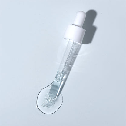 „BibimCos“ Hyaluronic Booster serumas su 8 tipų hialurono rūgštimis, Centella Asiatica ir keramidu NP – intensyviai drėkina, stiprina odos barjerą ir suteikia elastingumo bei švytėjimo be lipnumo pojūčio.