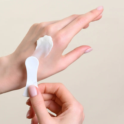 SWRL Occlusive Cream okliuzinio veido kremo tekstūra tepant ant rankos