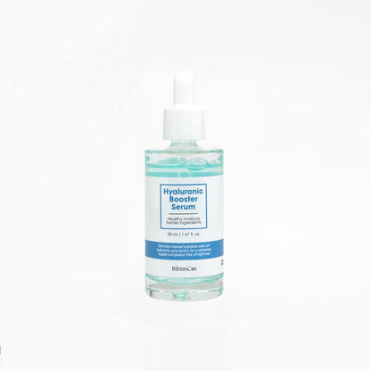 „BibimCos“ Hyaluronic Booster serumas su 8 tipų hialurono rūgštimis, Centella Asiatica ir keramidu NP – intensyviai drėkina, stiprina odos barjerą ir suteikia elastingumo bei švytėjimo be lipnumo pojūčio.