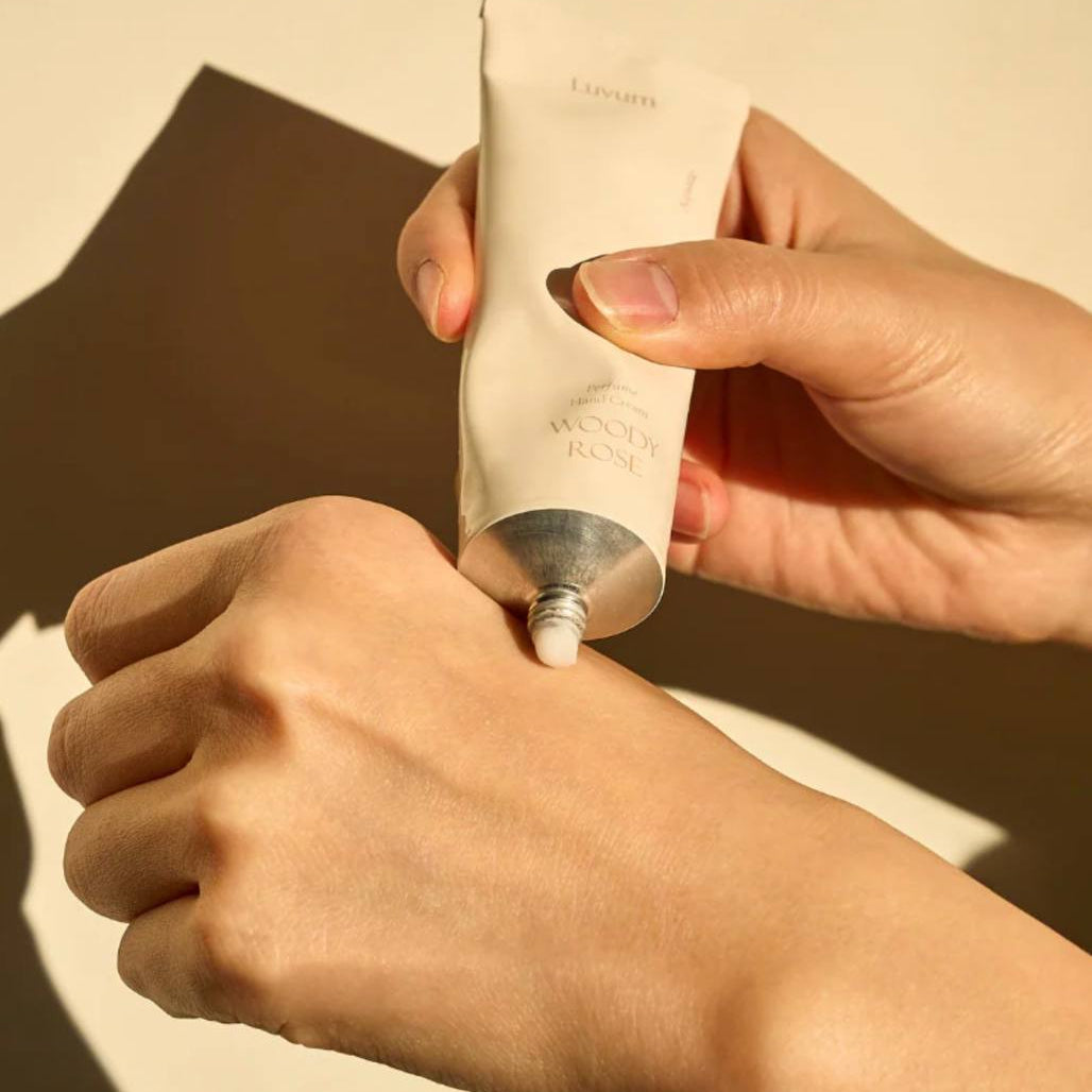 Prabangus Luvum Woody Rose rankų kremas su natūraliu rožių aromatu kasdienei priežiūrai