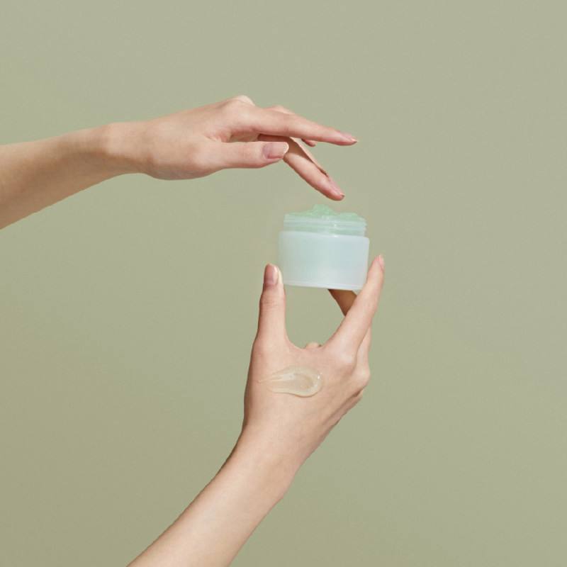 Kremas jautriai, riebiai ir mišriai odai – vėsina, mažina paraudimą, 8× hialurono kompleksas.