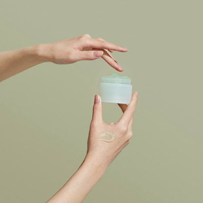 Kremas jautriai, riebiai ir mišriai odai – vėsina, mažina paraudimą, 8× hialurono kompleksas.