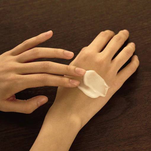 LUVUM Green Wood rankų kremo tekstūra tepama ant švelnios, prižiūrėtos rankų odos

