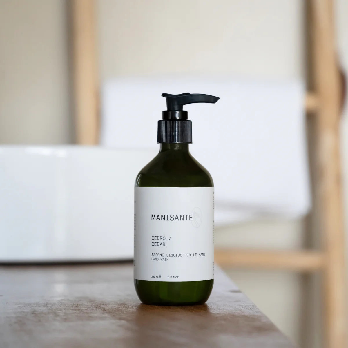 Skystas rankų muilas (250 ml) – su kartaus apelsino, kedro ir santalmedžio natomis. Švelni, veganiška formulė. Pagaminta Italijoje, ekologiška pakuotė.