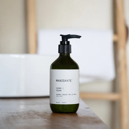 Skystas rankų muilas (250 ml) – su kartaus apelsino, kedro ir santalmedžio natomis. Švelni, veganiška formulė. Pagaminta Italijoje, ekologiška pakuotė.