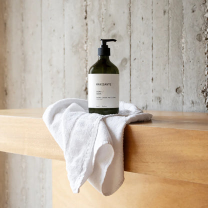Skystas rankų muilas (250 ml) – su kartaus apelsino, kedro ir santalmedžio natomis. Švelni, veganiška formulė. Pagaminta Italijoje, ekologiška pakuotė.