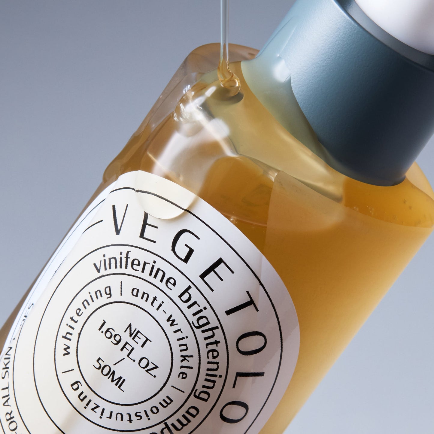 Vegetology Viniferine šviesinantis serumas pigmentacijai ir randams – natūralus, veganiškas veido serumas su Viniferinu jautriai odai